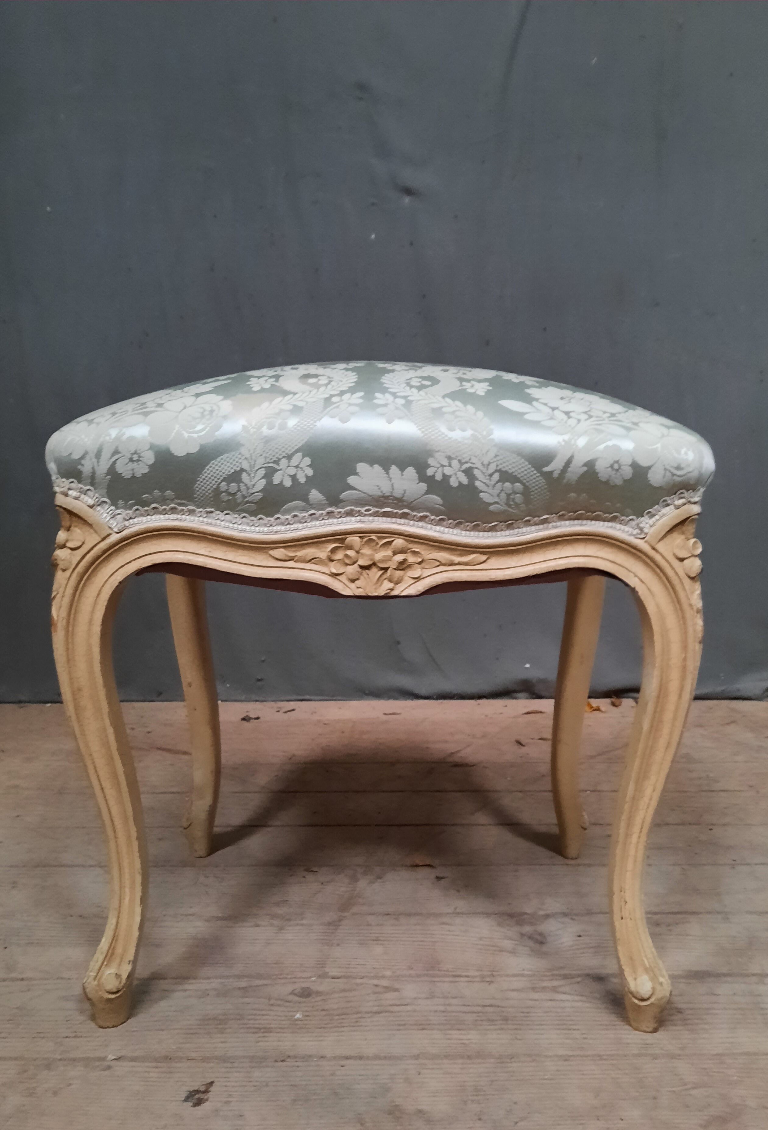 Pouf laqué blanc style Louis XV