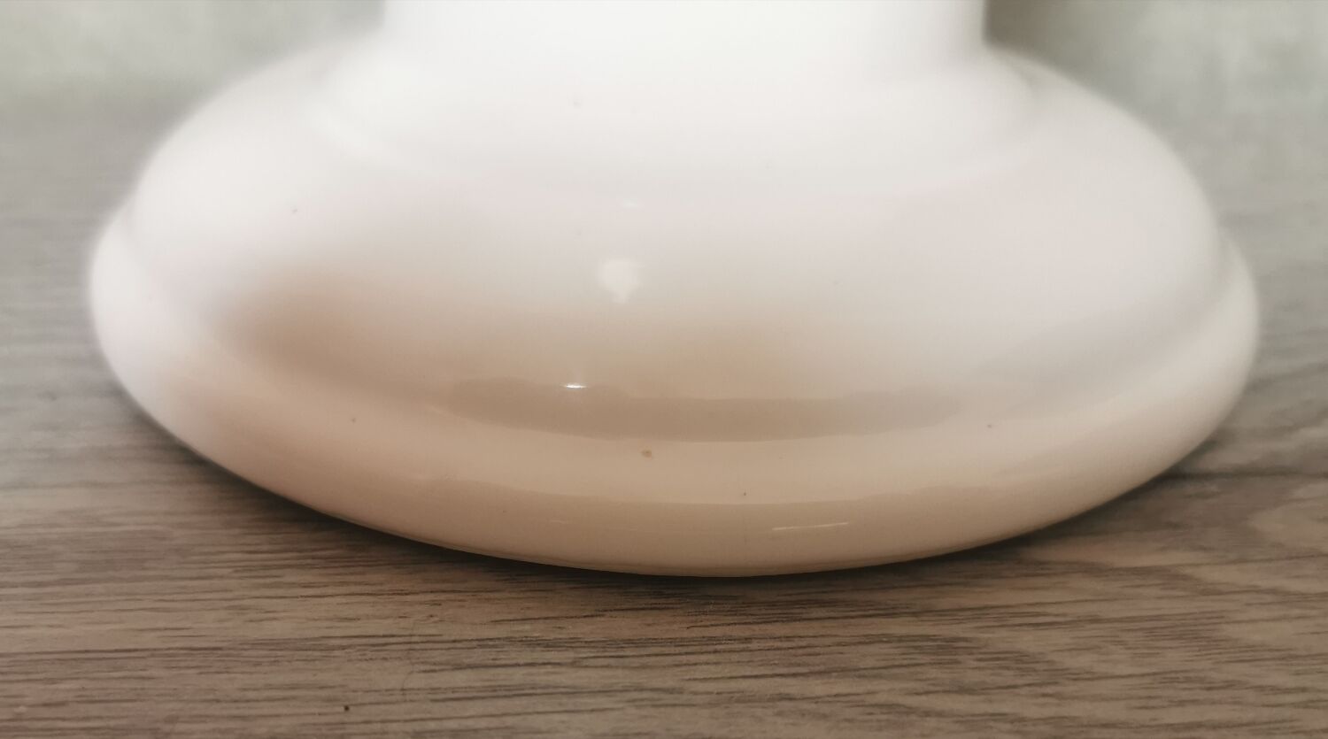 White ceramic hand wall lamp