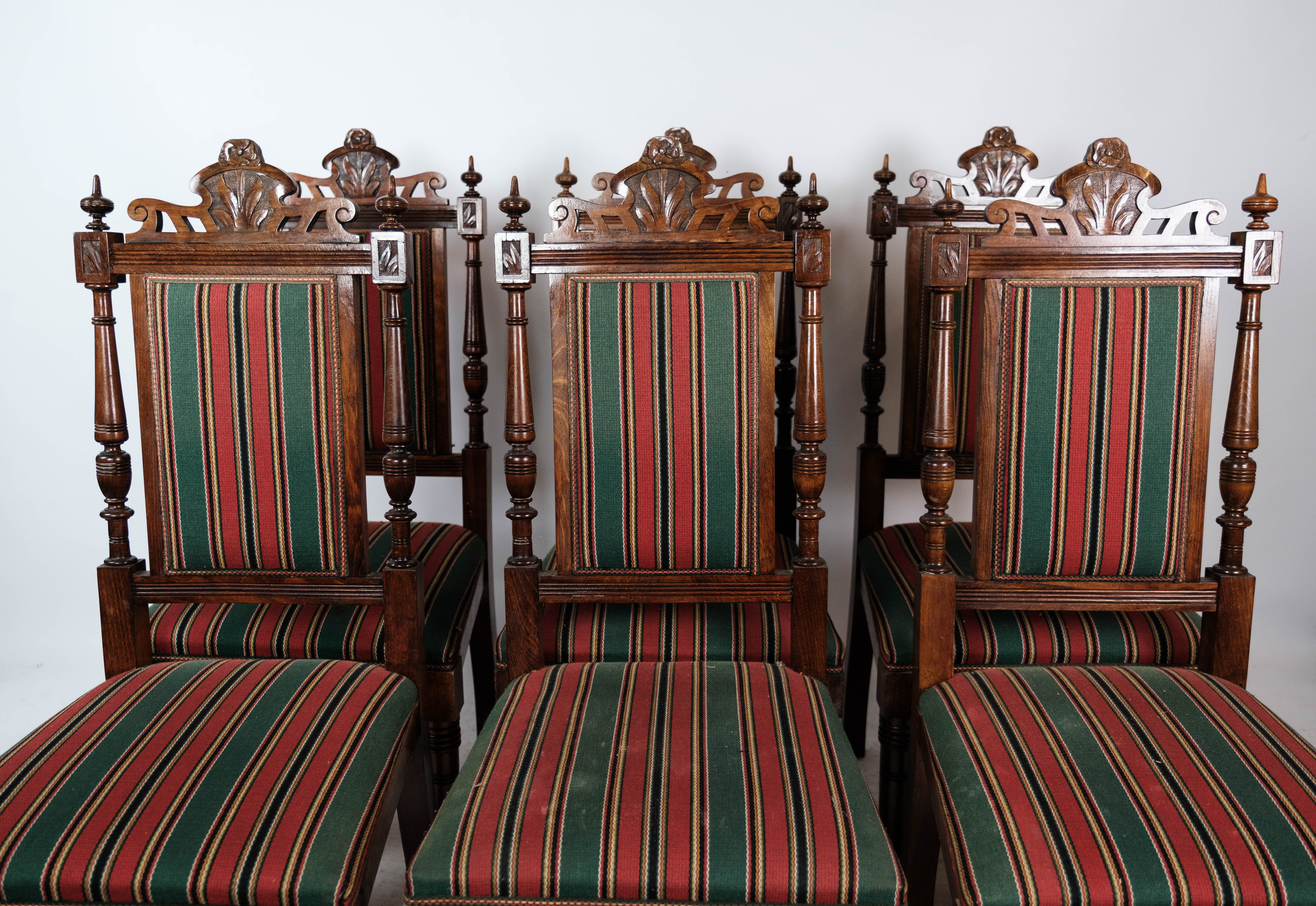Ensemble de six chaises de salle à manger en chêne et rembourrées de tissu rayé, années 1920