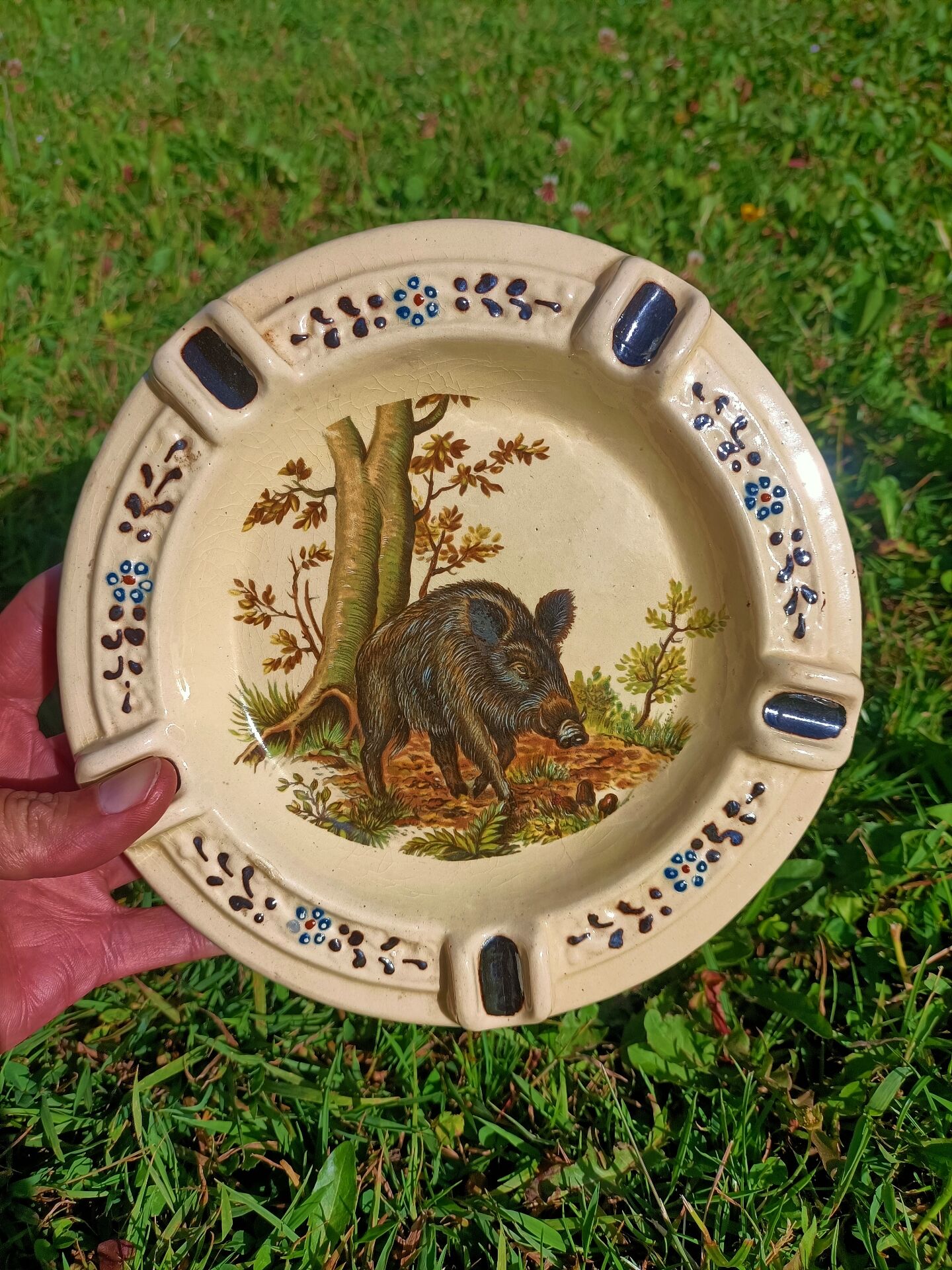 Large Ashtray Boar Hunting