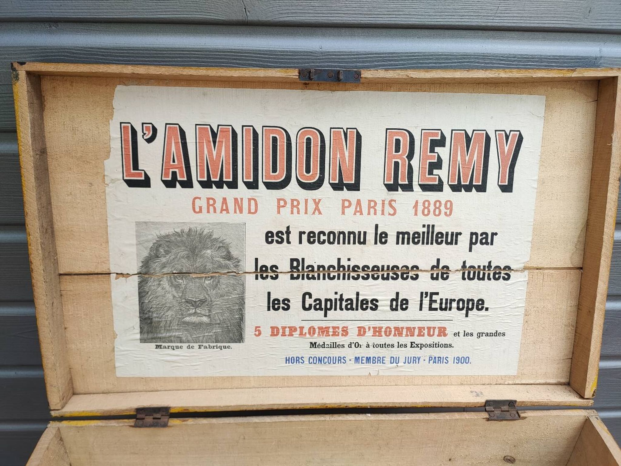Old wooden advertising trunk Royal rice starch E.Remy & Cie