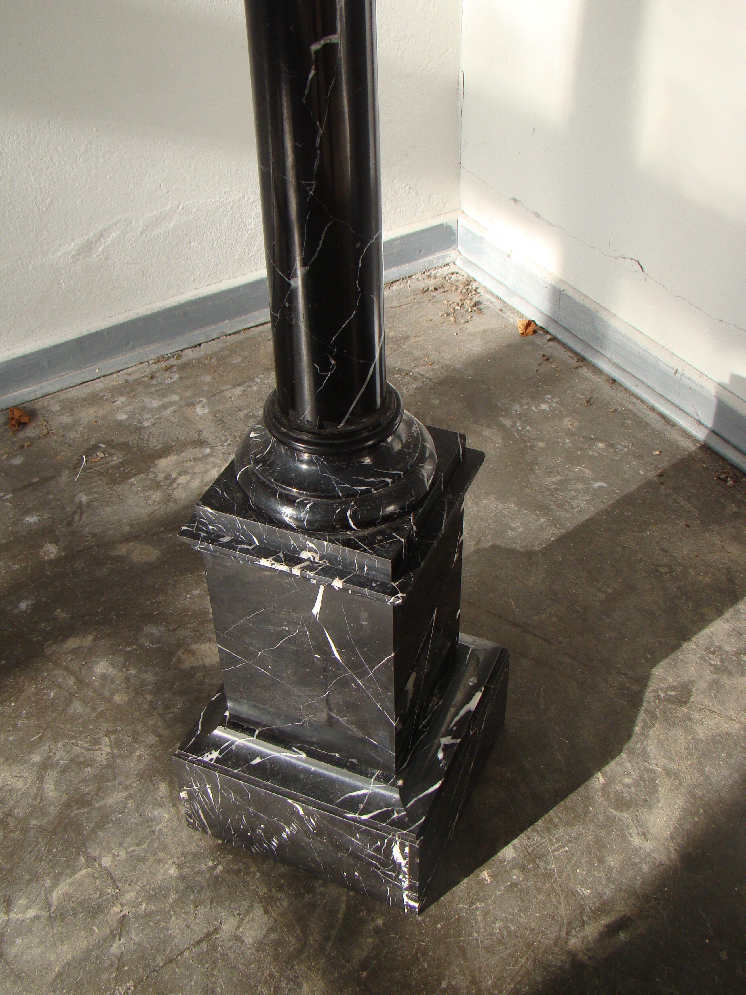 Pilier ou colonne en marbre noir