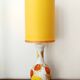 Lampe 1970 aux fleurs et abat-jour cuir sur mesure
