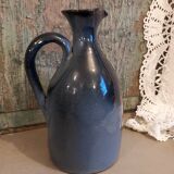 Carafe français vintage vitrée dans différents bleus