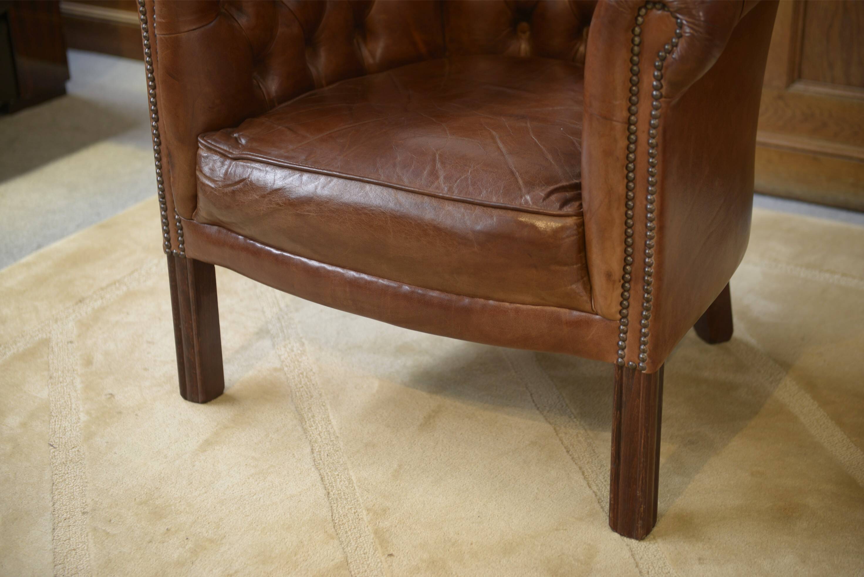 Paire de fauteuils Club capitonnés en cuir