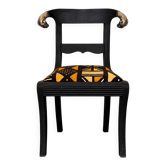 Chaise ancienne en bois noir patiné, tissu africain et têtes de bélier