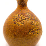 Brown pitcher and saffron yellow with naïve flowers of Accolay