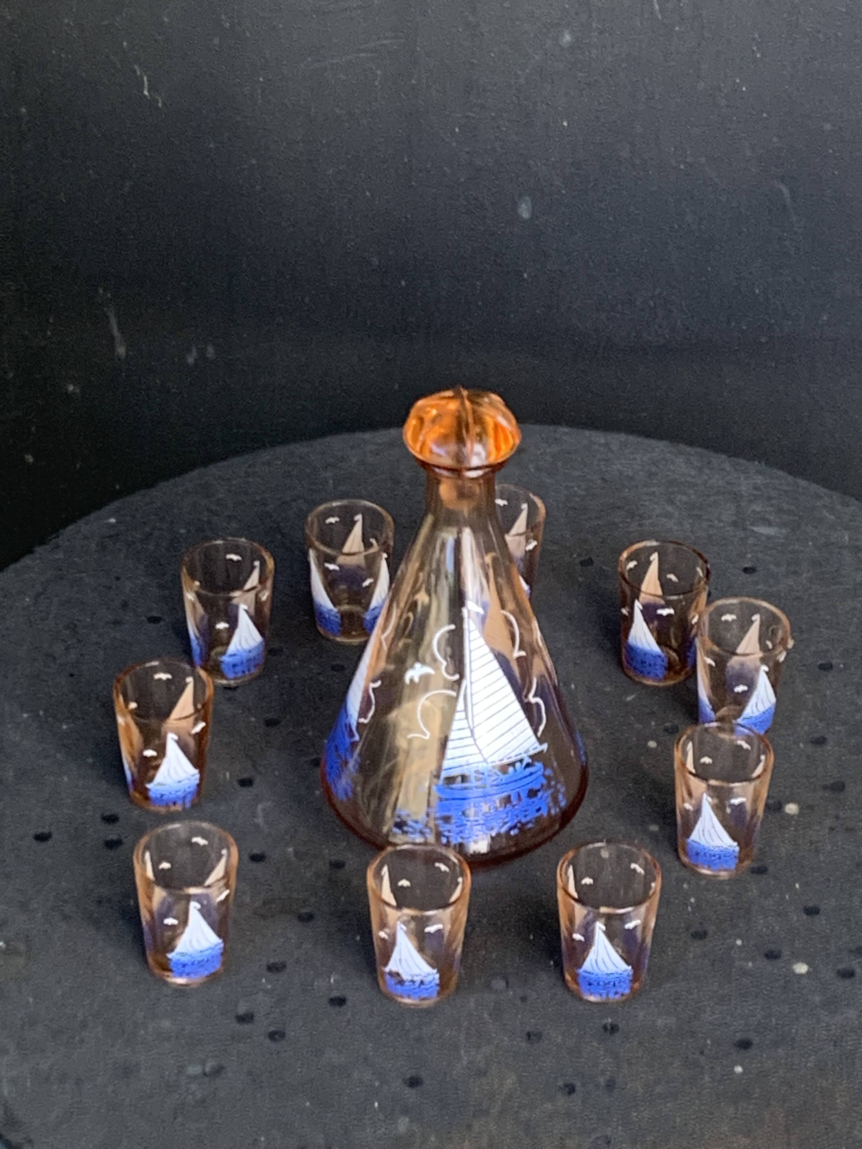 Service a liqueur, carafe en verre rose et 10 petits verres motif voilier
