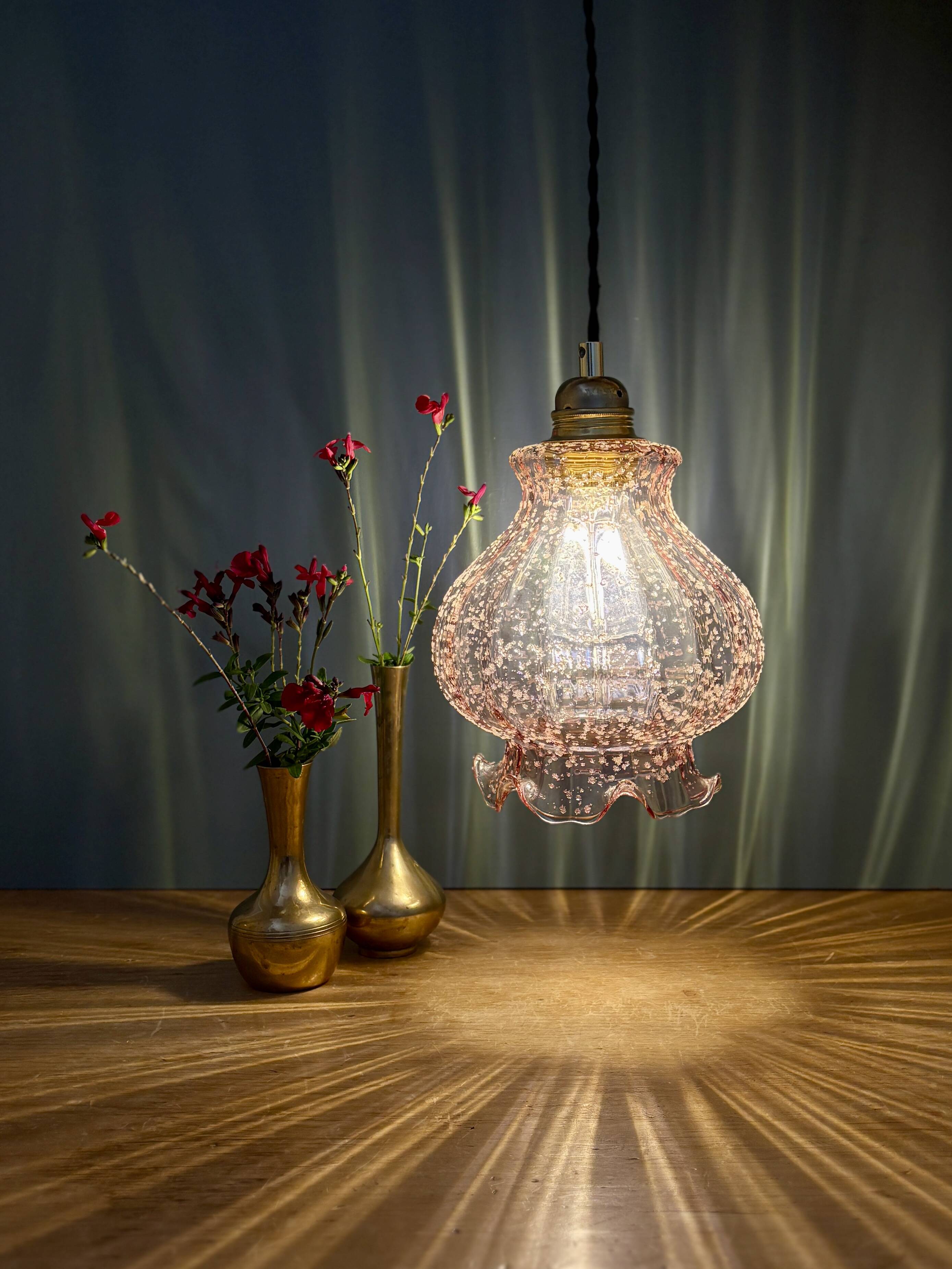 Suspension globe vintage en verre granité rose