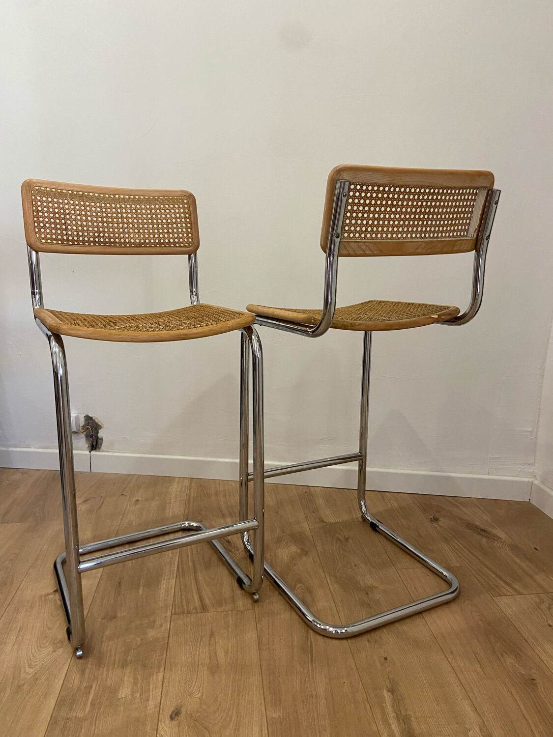 Tabourets de Bar Cesca par Marcel Breuer.