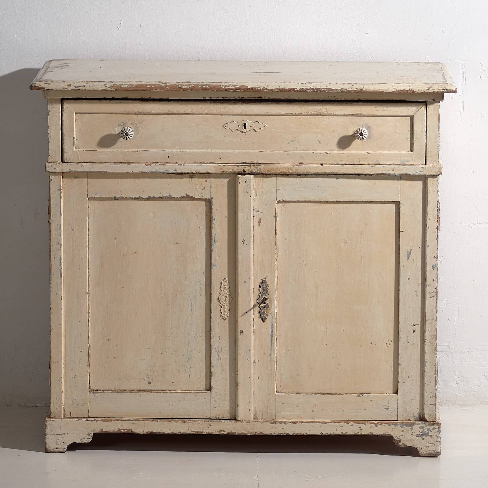 Ancienne commode blanche à deux portes (vers 1920)
