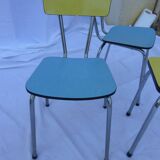 Deux chaises et un tabouret jaune et bleu en formica