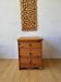 Table de chevet vintage en bois.