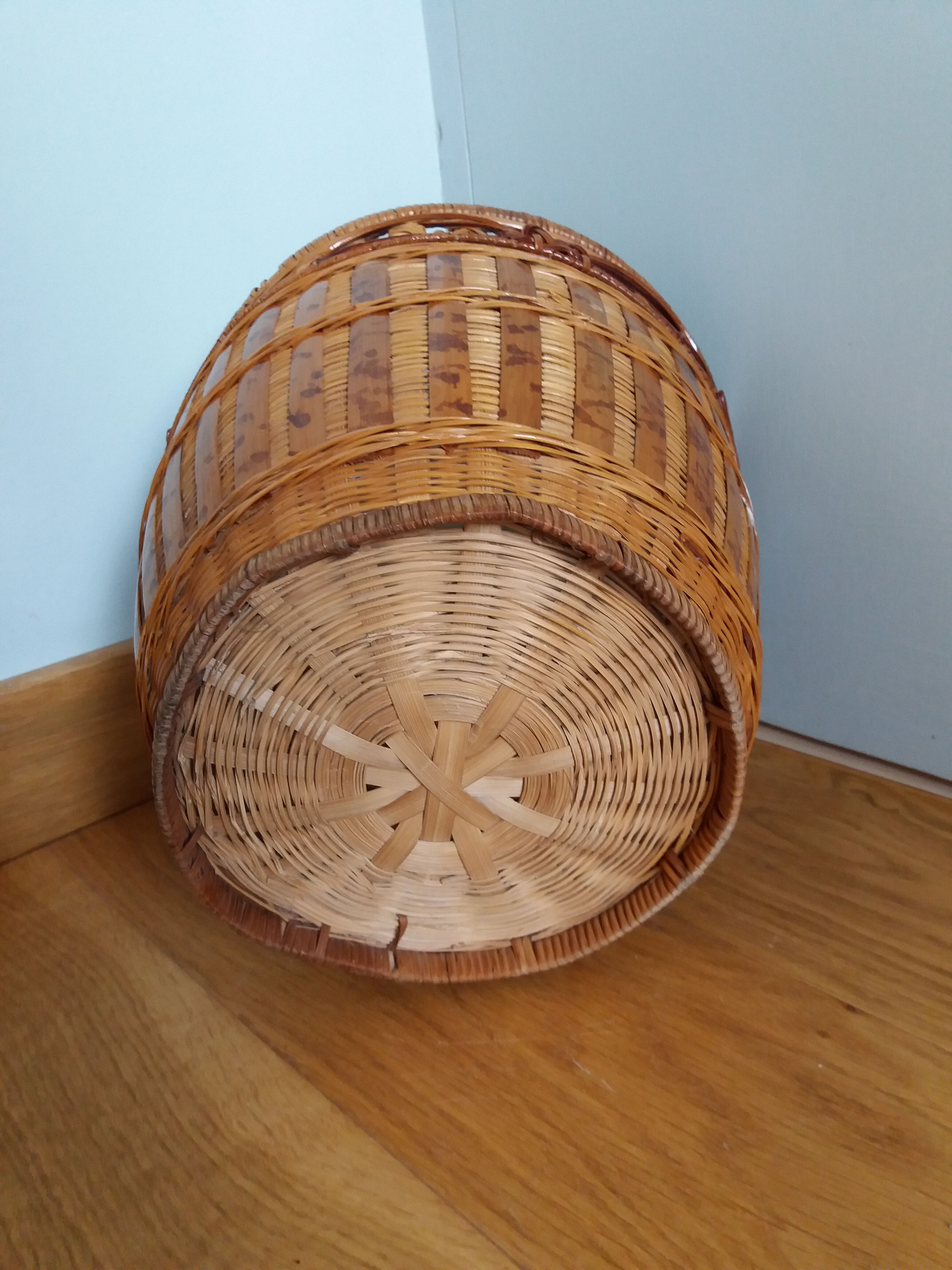 Basket paper in rattan and wicker