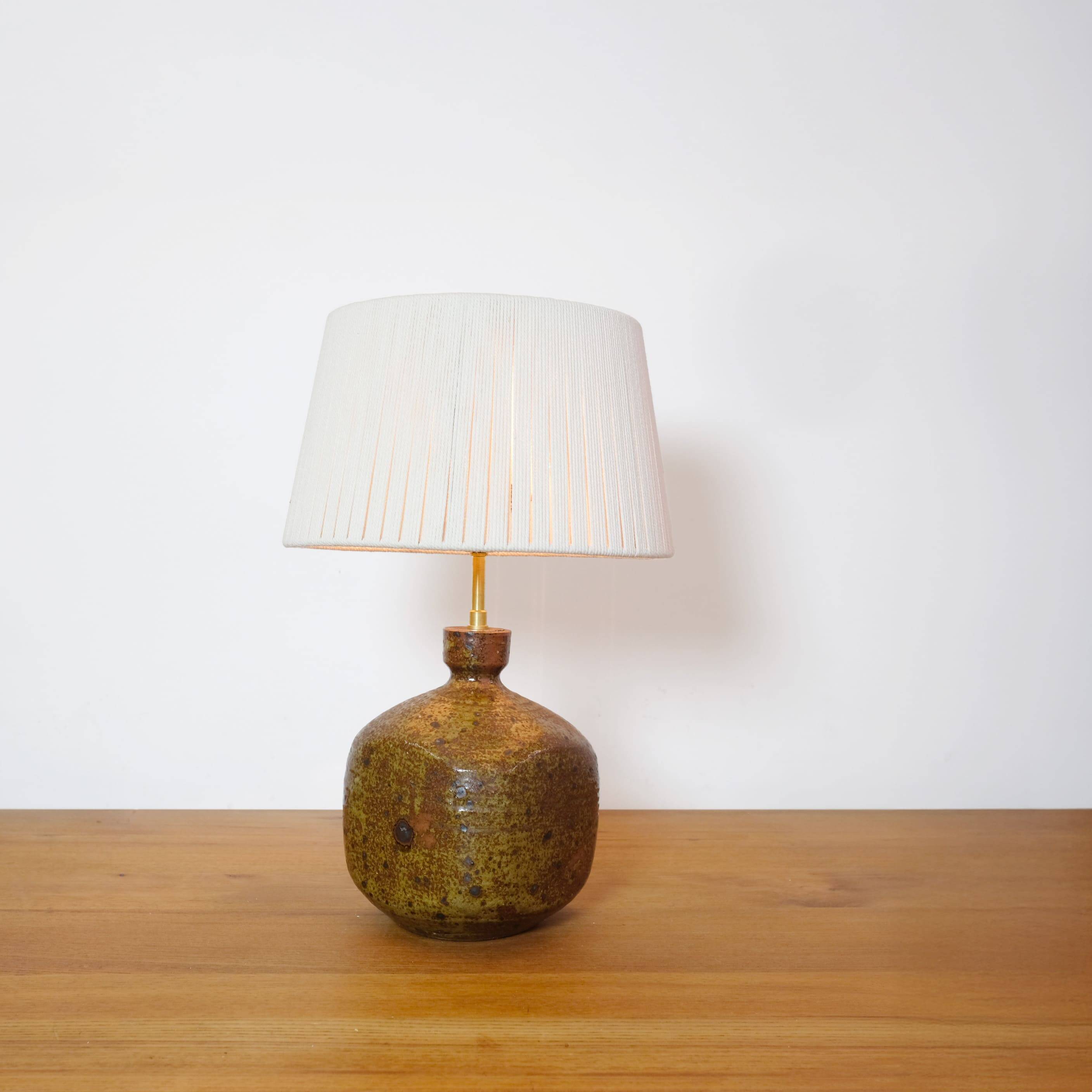 Lampe en grès quadrangulaire et son abat-jour en corde.