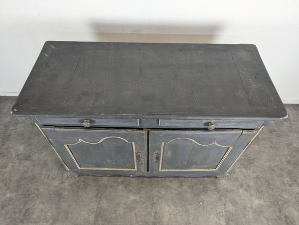 Buffet Louis XV en chêne patiné noir deux portes deux tiroirs