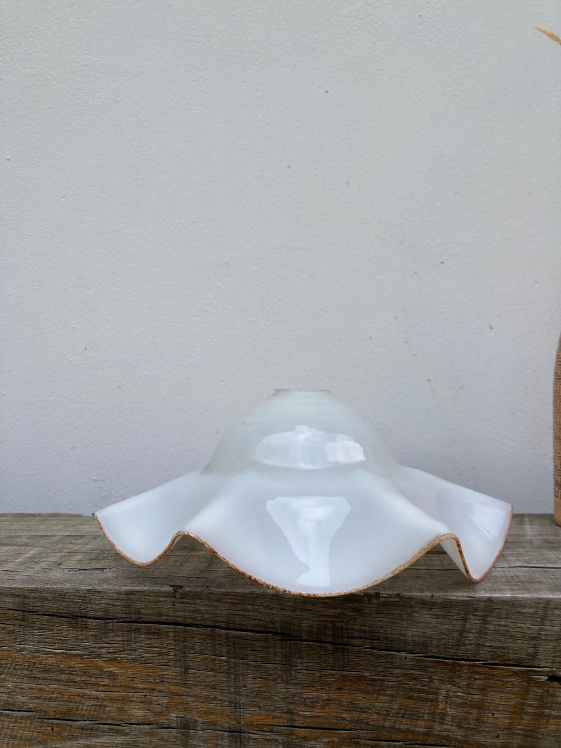 Suspension en verre blanche vintage forme fleur