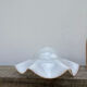 Suspension en verre blanche vintage forme fleur
