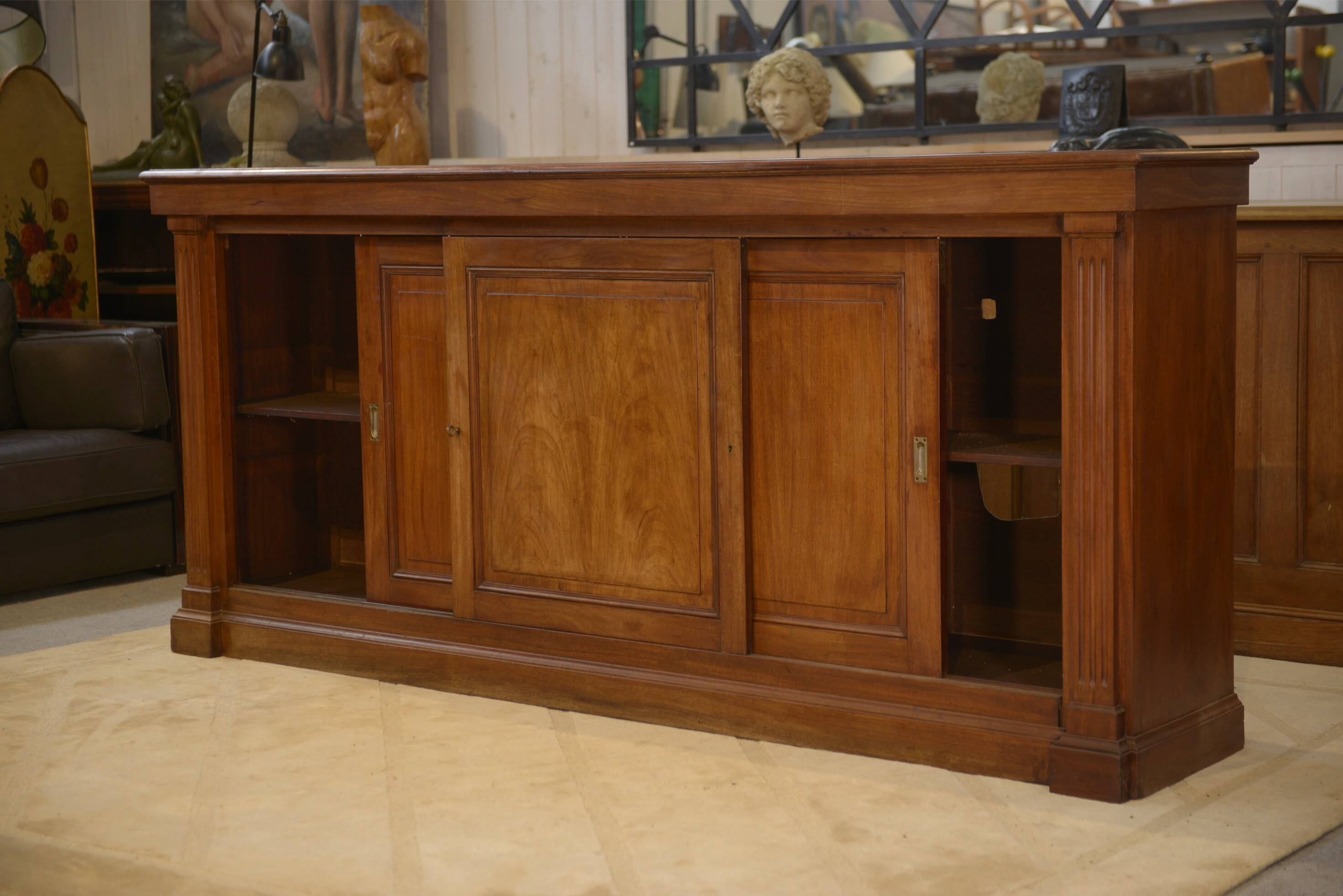 Mahogany workshop furniture with three sliding doors from the 1920s.