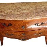 Commode galbée Louis XV, marqueterie en bois de rose