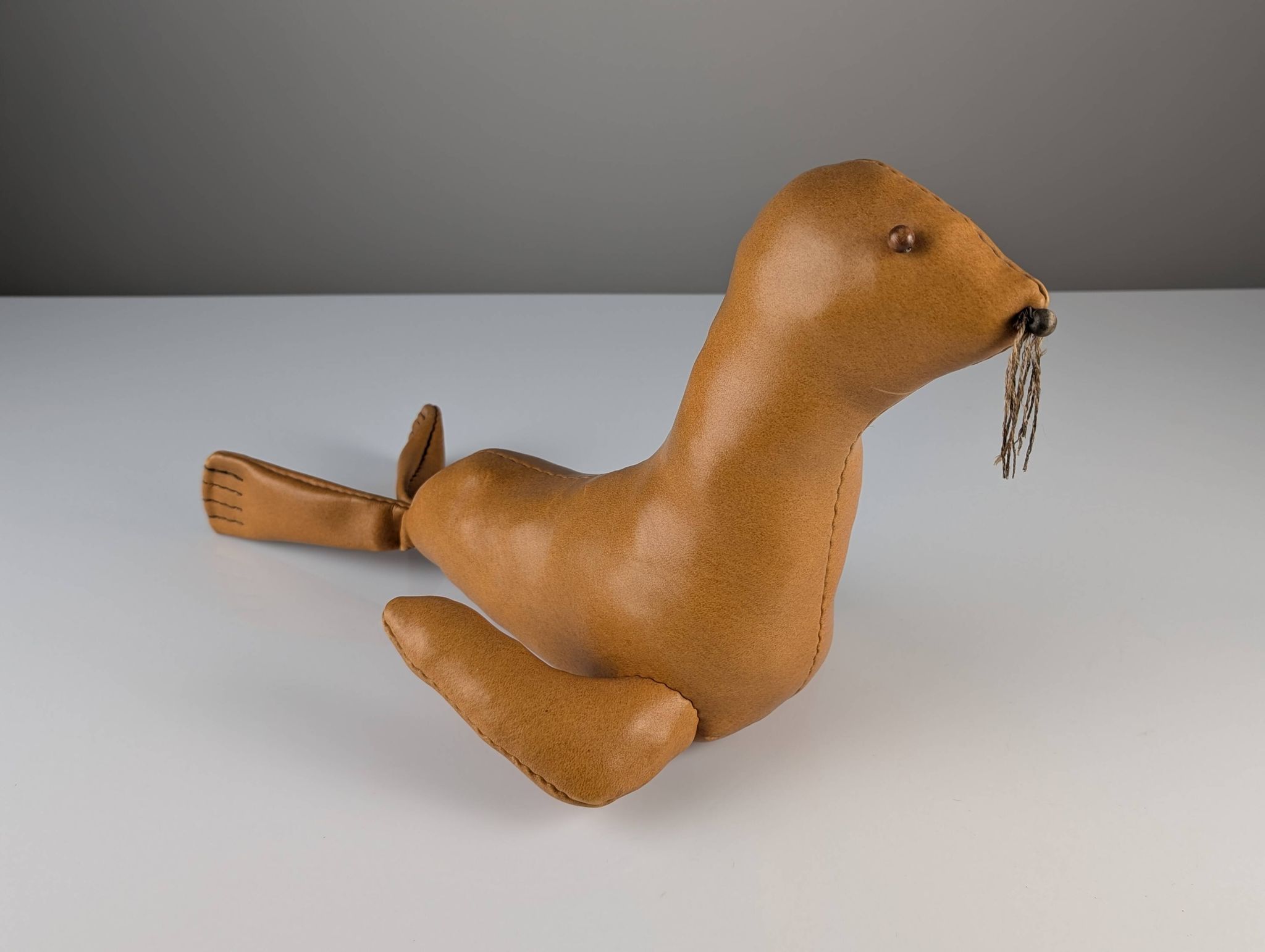 Phoque en cuir Sculpture décorative vintage années 1970