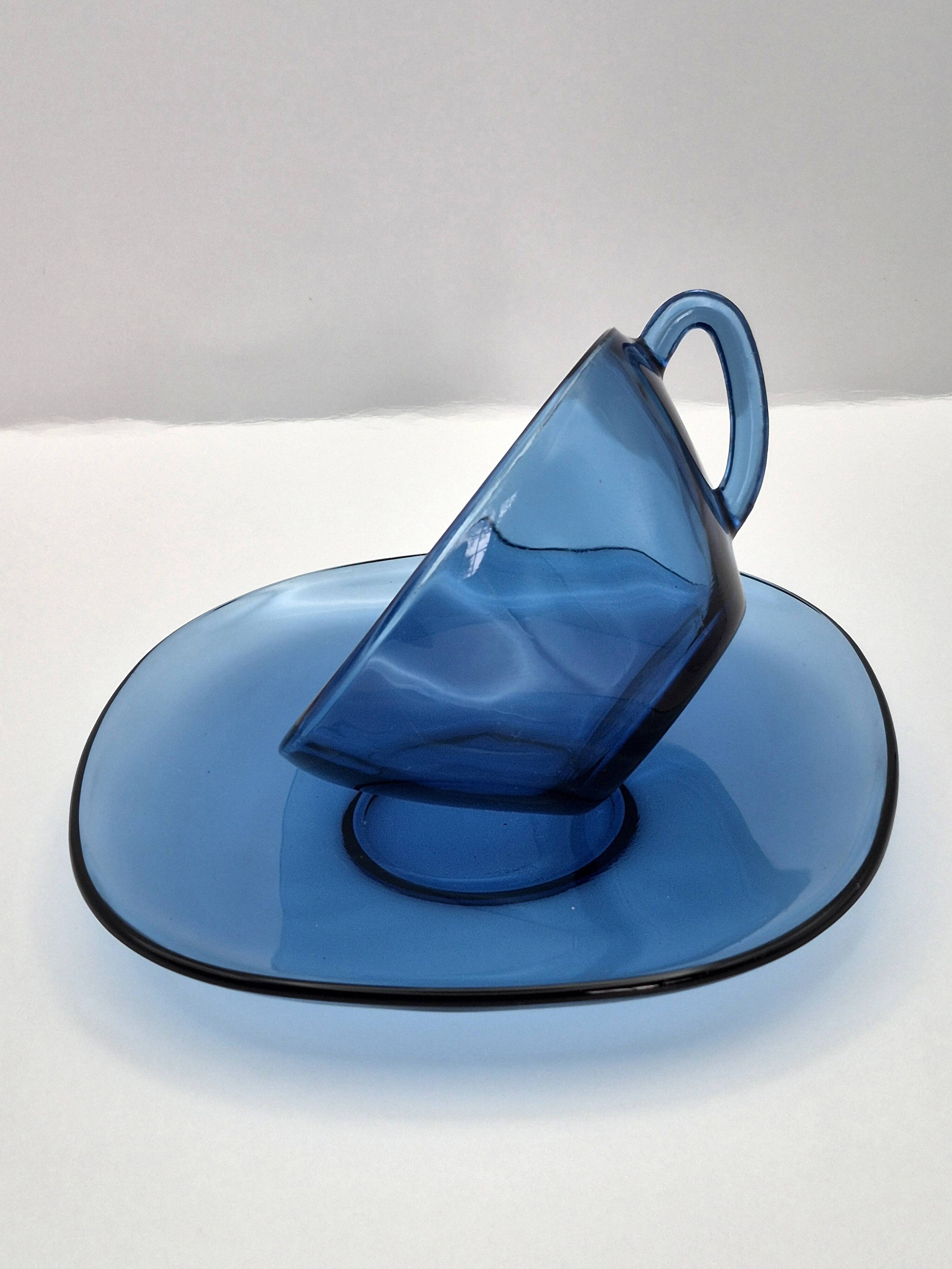 6 vintage cups and saucers vereco blue colour a703