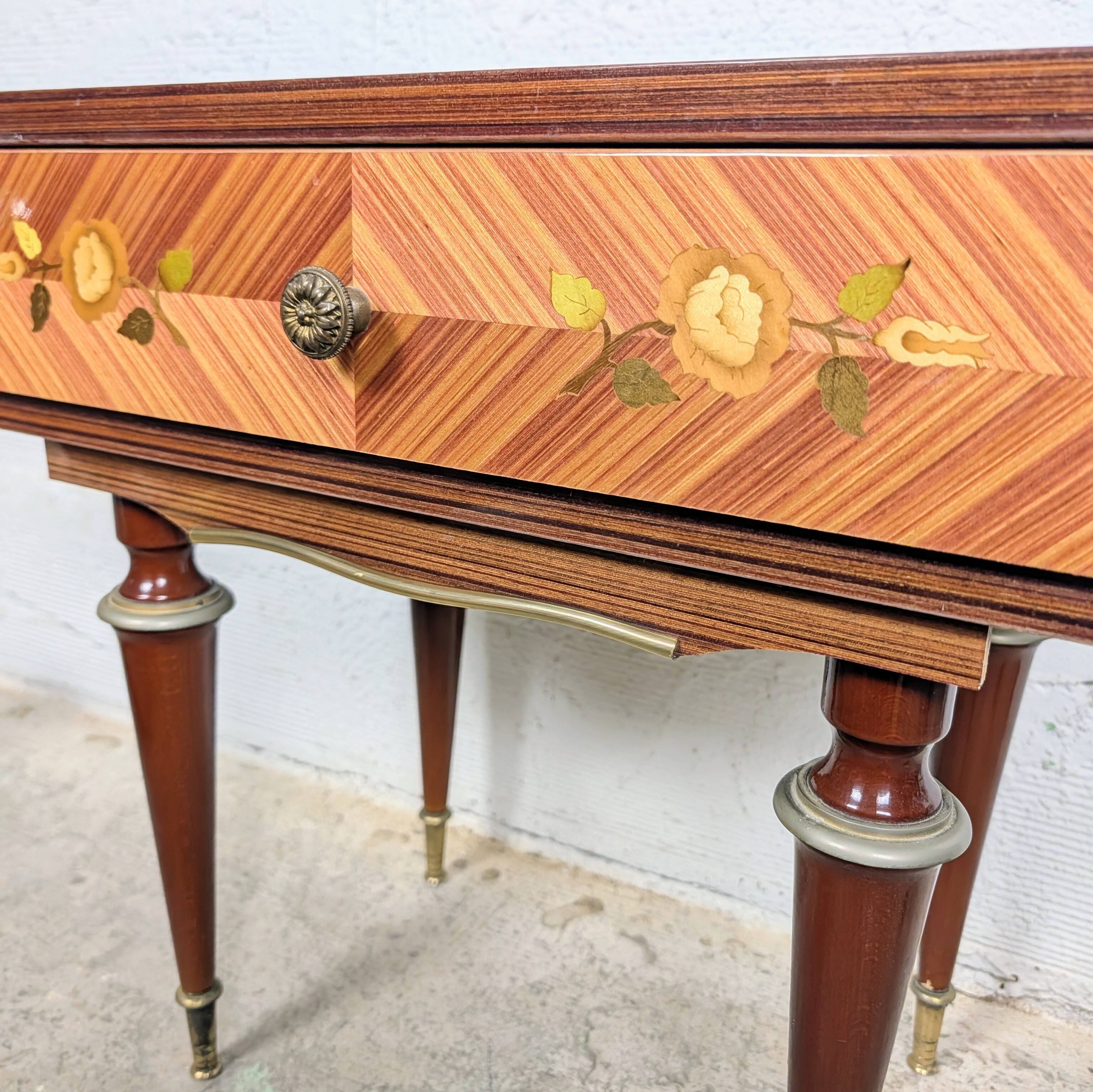 Table de chevet marqueterie fleurie et laiton