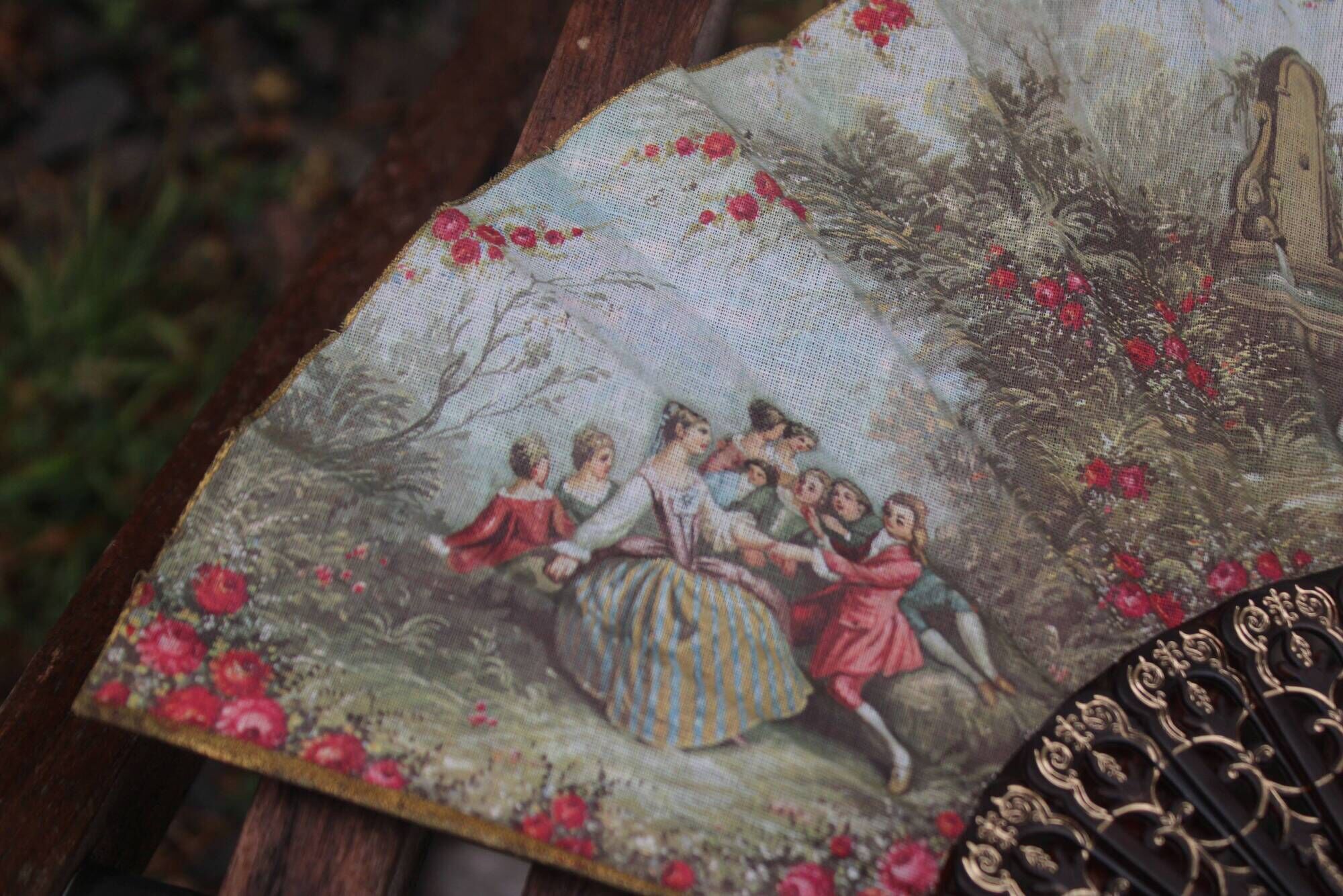 Vintage decorative fan signed JR Romano and J. Blay – Gallant Scenes