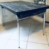 Dining table and 4 formica chairs