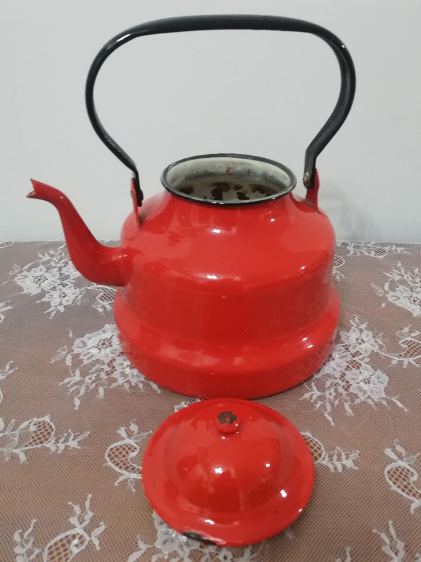 Red enamelled sheet metal kettle