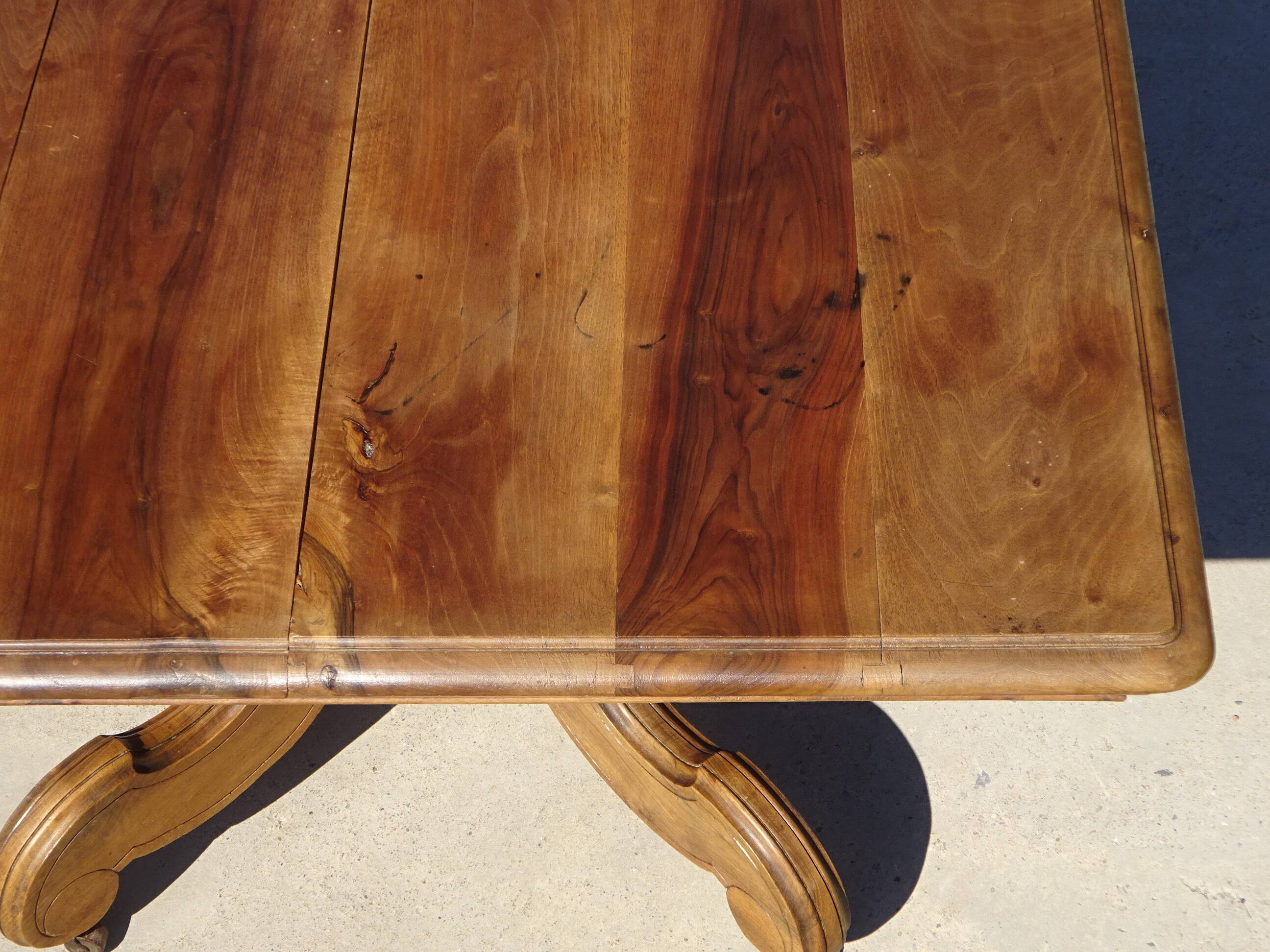 Ancienne table carrée en noyer avec pied central