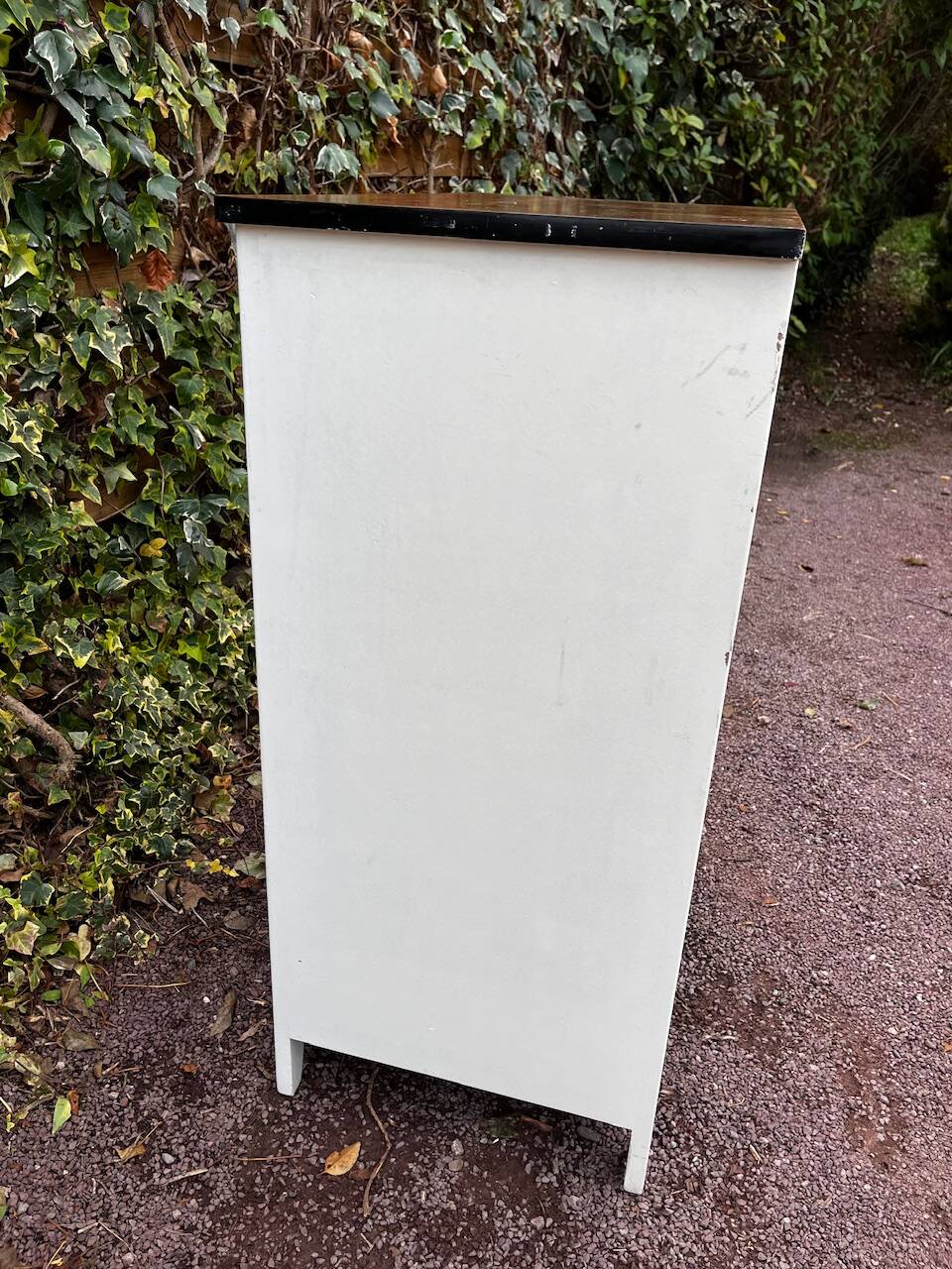 Vintage white sideboard with 2 doors and 2 drawers