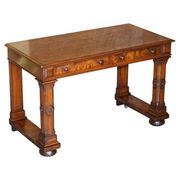 Table d'écriture Renaissance en noyer flamé style Pugin, vers 1850