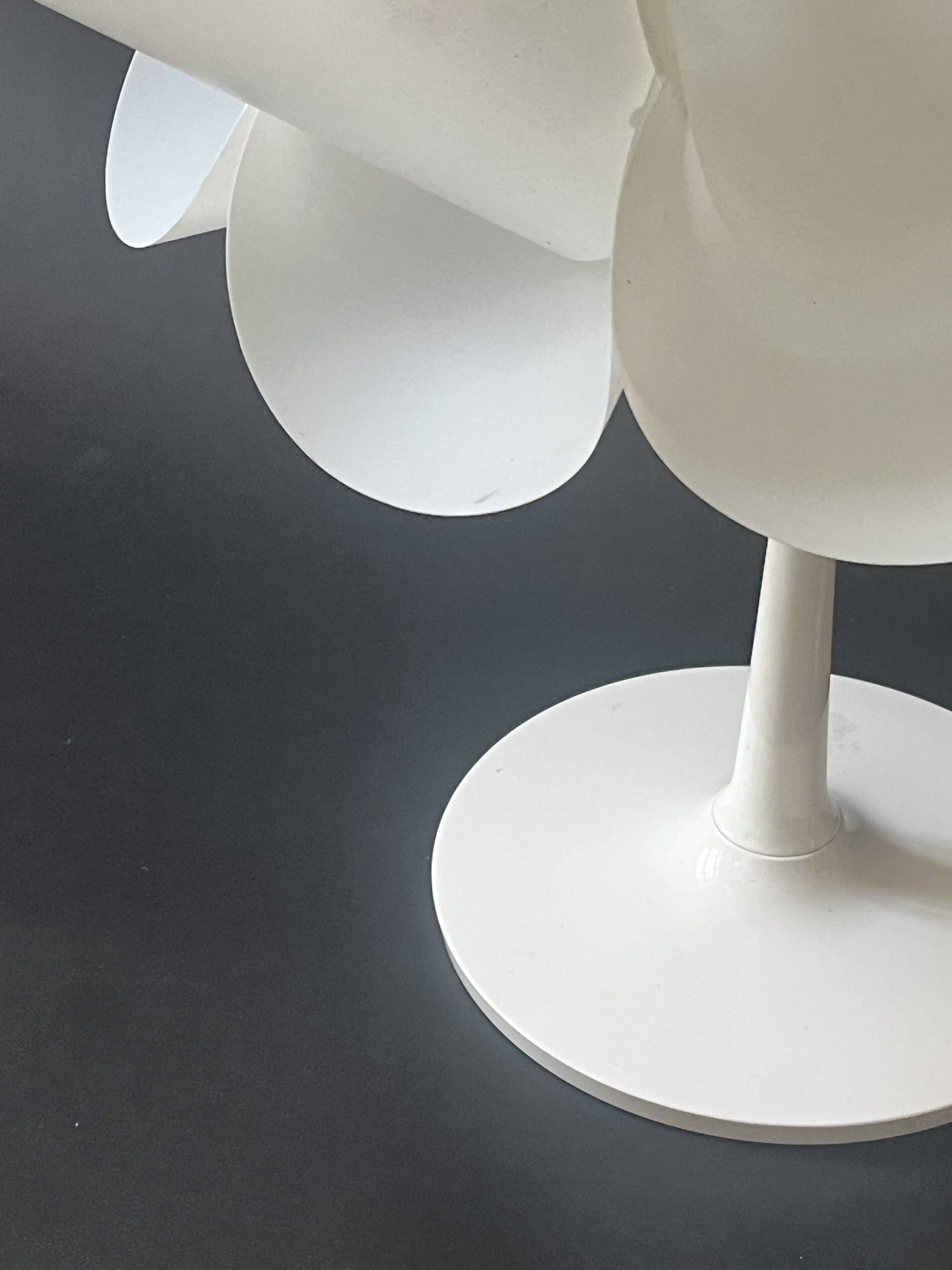 White artichoke tulip design table lamp