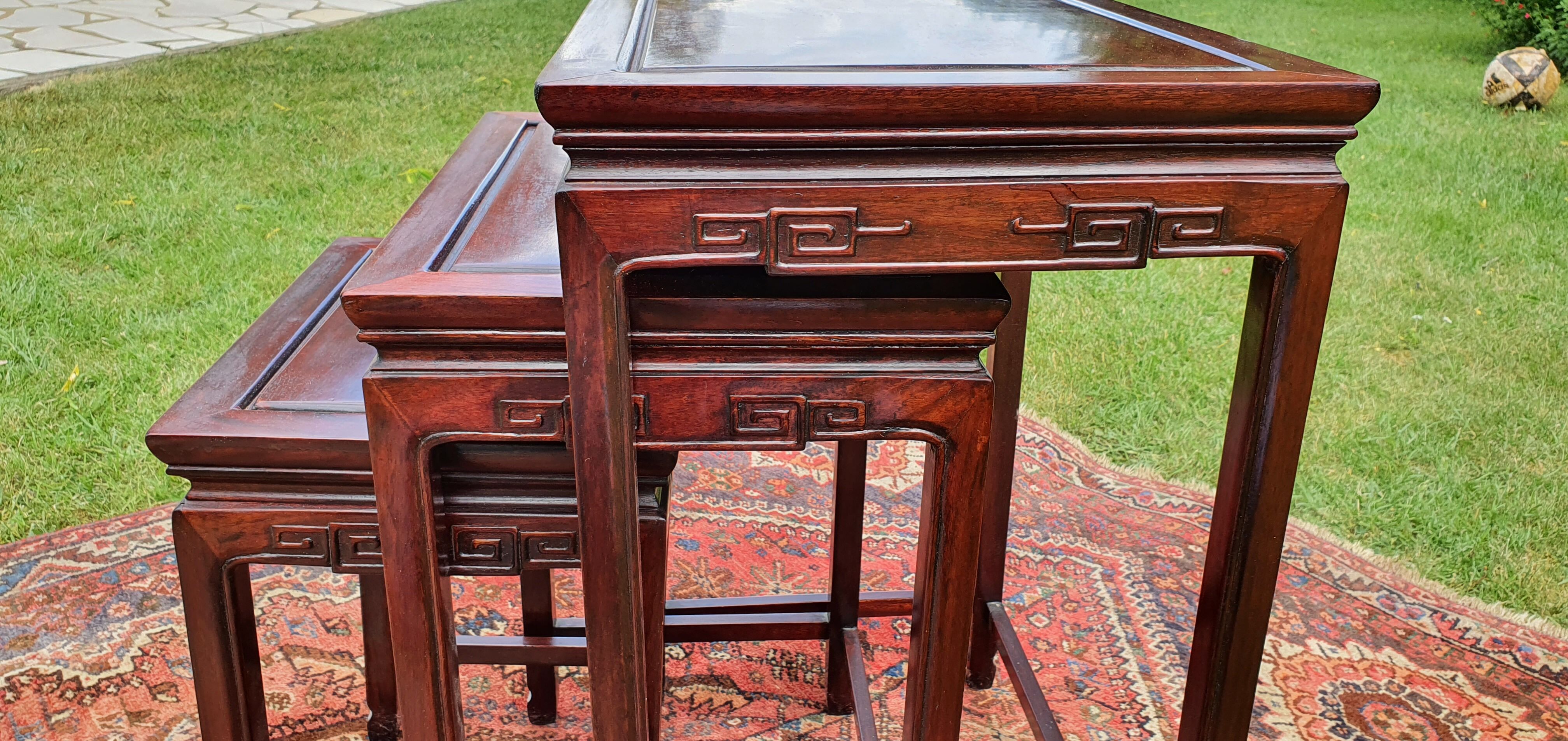 Table Chinese trundle made of rosewood.