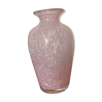 Vase en verre rose