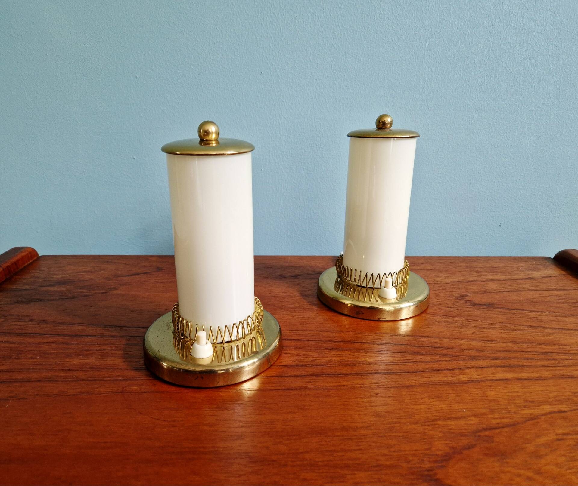 Pair of Mid-century bedside lamps in brass and opaline, 1950.