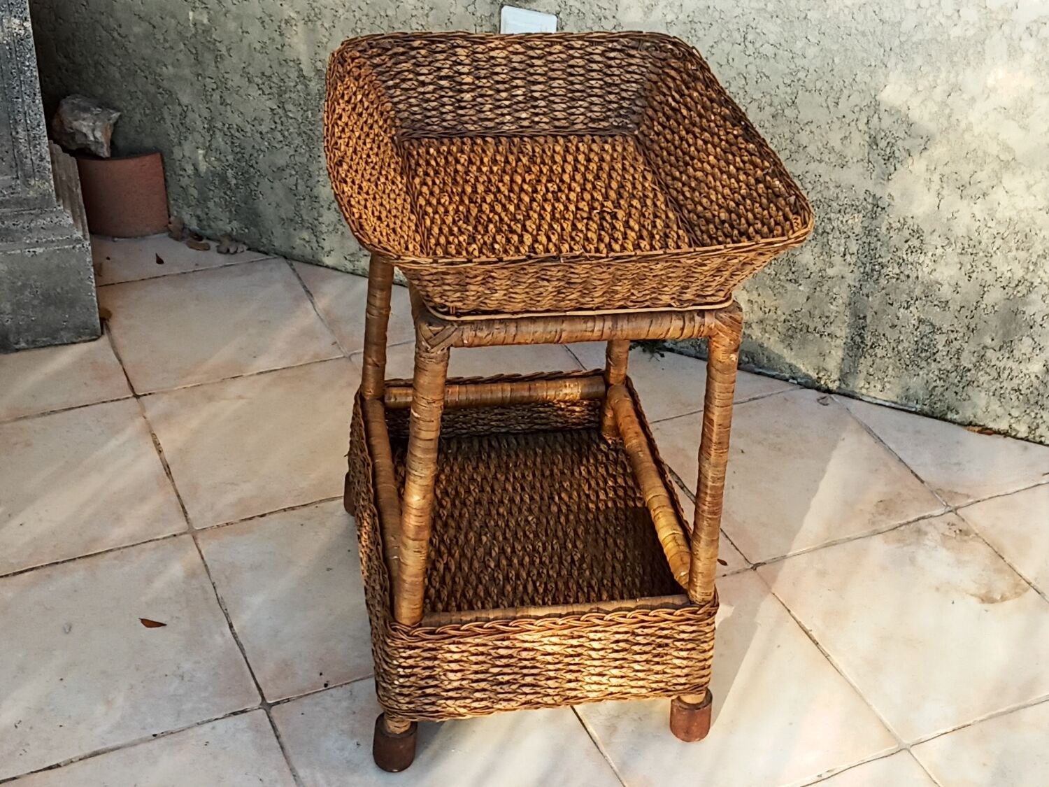 Vintage rattan service