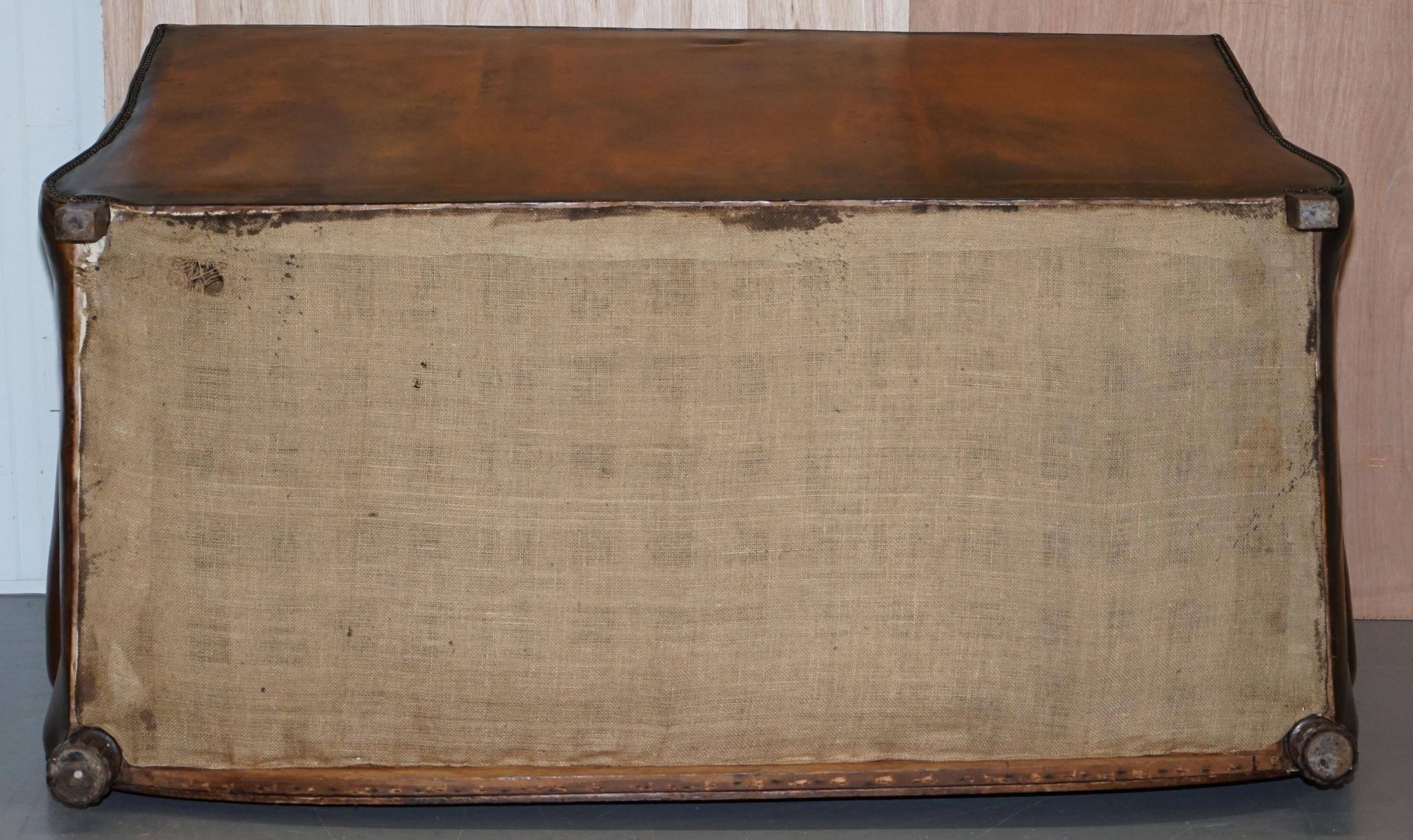 Two-seater canapé in aged leather, Victorian style.