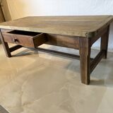 Table basse ancienne en bois brut, style campagne