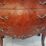Commode tombeau trois tiroirs de style Louis XV