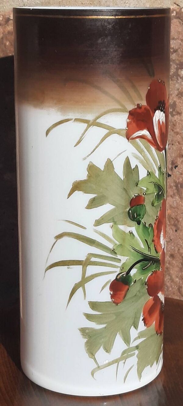 Vase rouleau Art Nouveau. (Opaline)