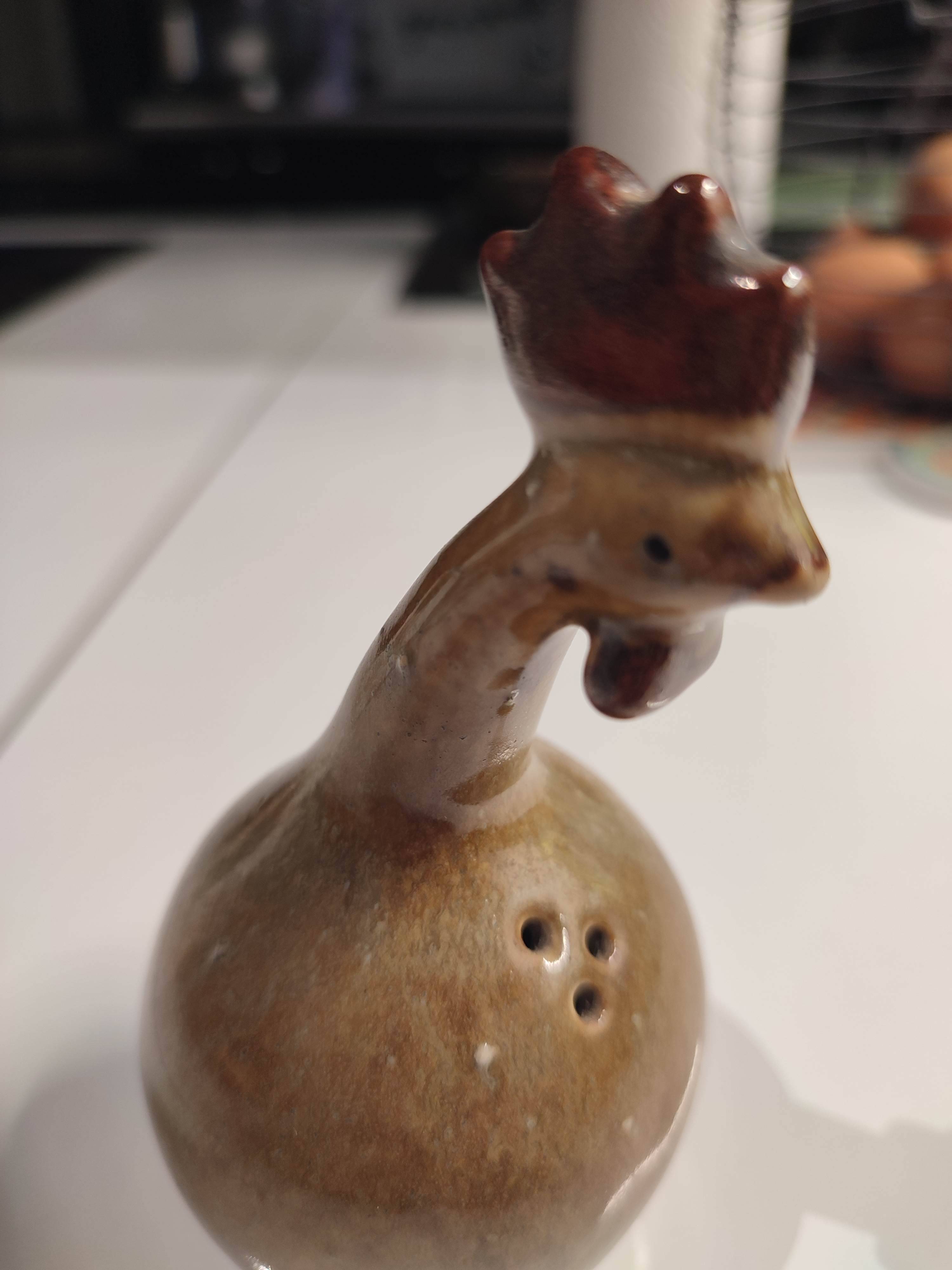 Salière en céramique représentant une petite poule