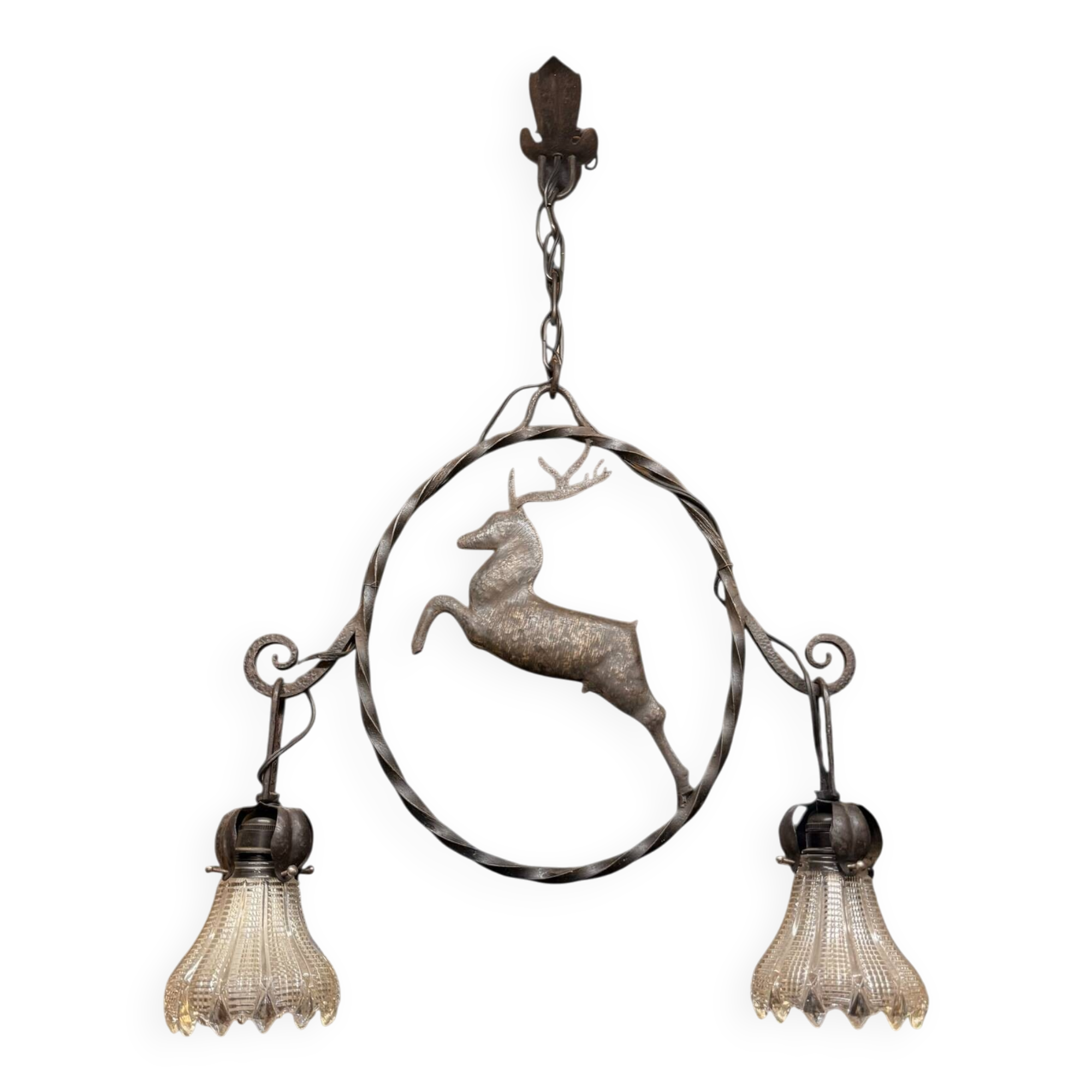 Lustre en fer forgé et verre à décor de cerf