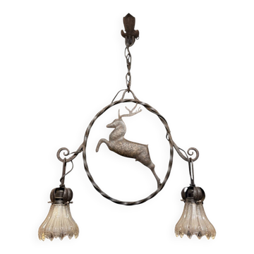 Lustre en fer forgé et verre à décor de cerf