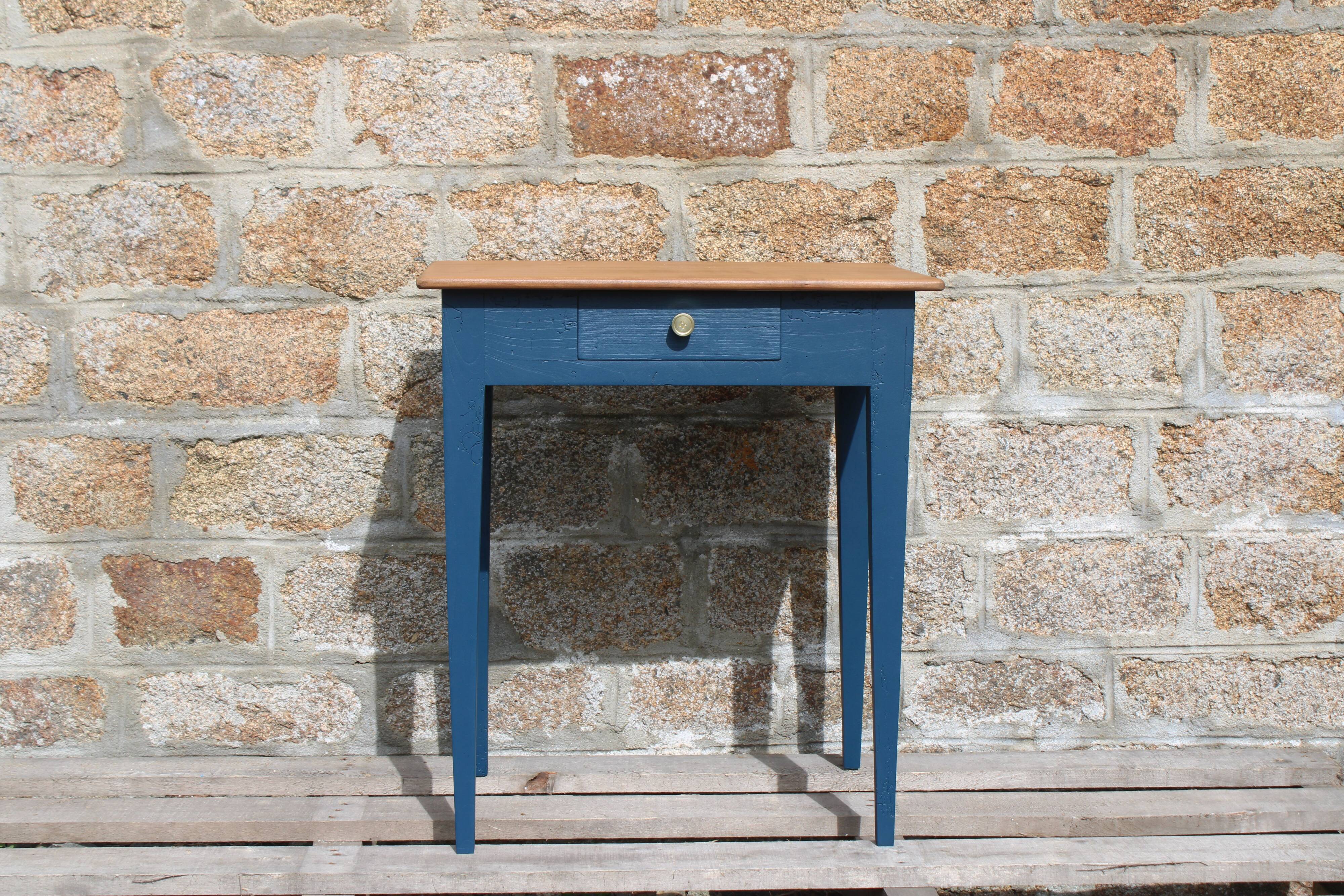 Table d’appoint ancienne rénovée – plateau bois naturel