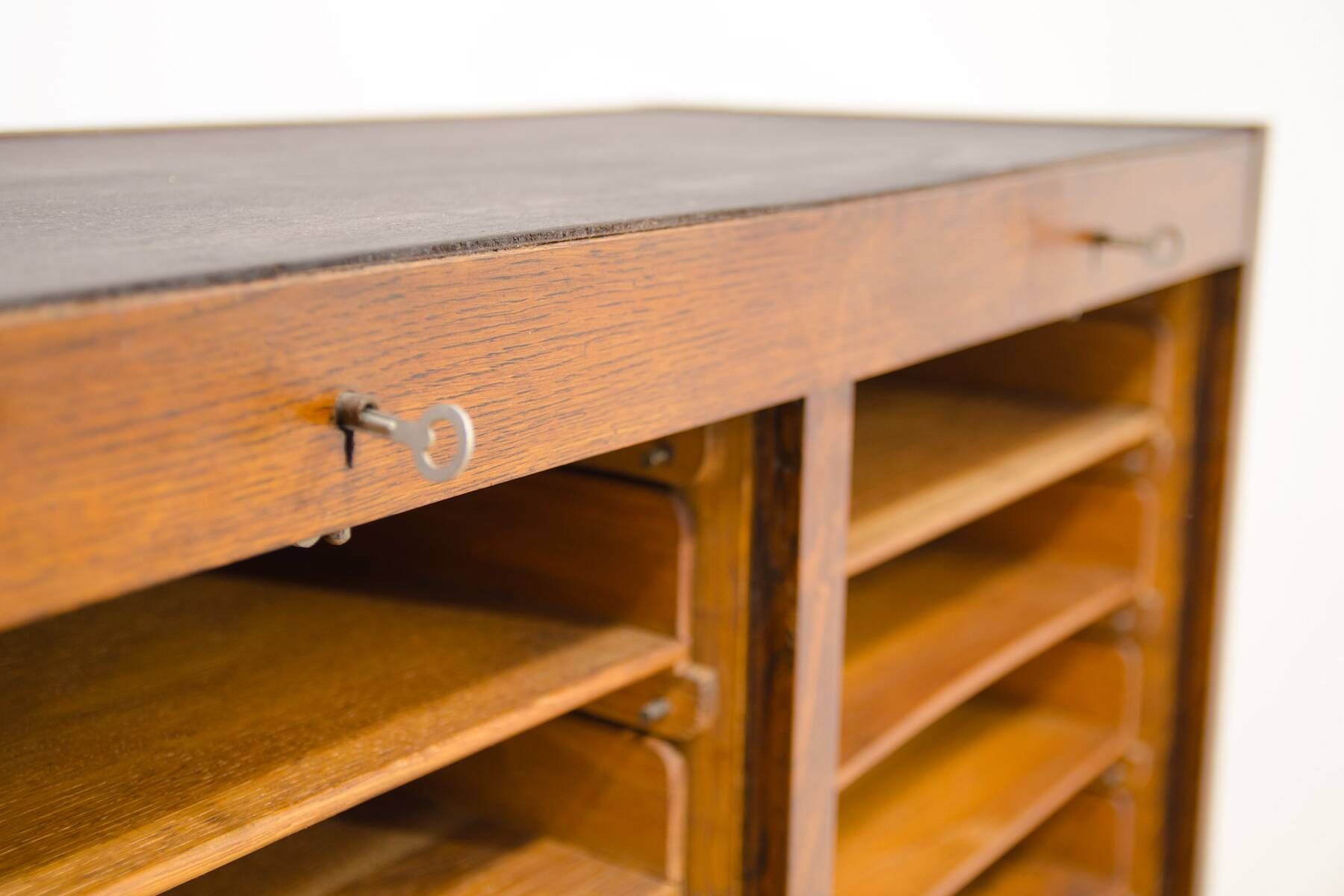 Armoire à stores moderniste, années 1930, Tchécoslovaquie