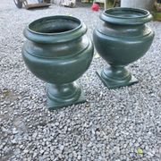 Pair of Medici vases in cast iron from the 19th century.