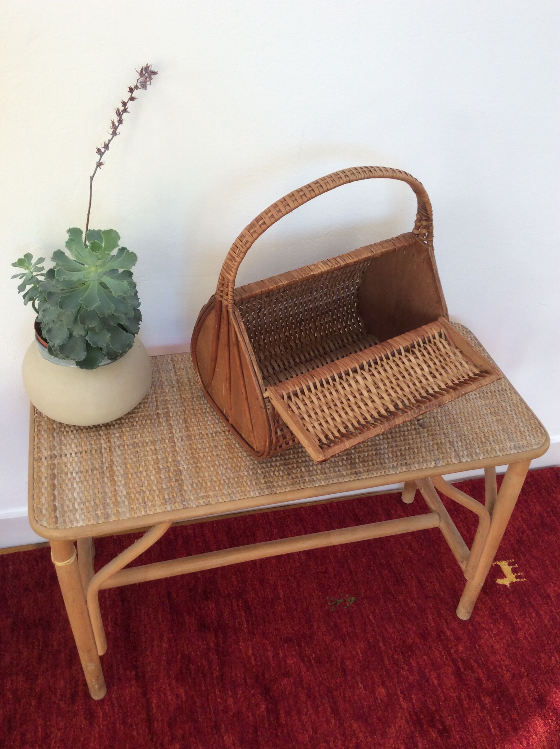 Basket in woven rattan from the 60's