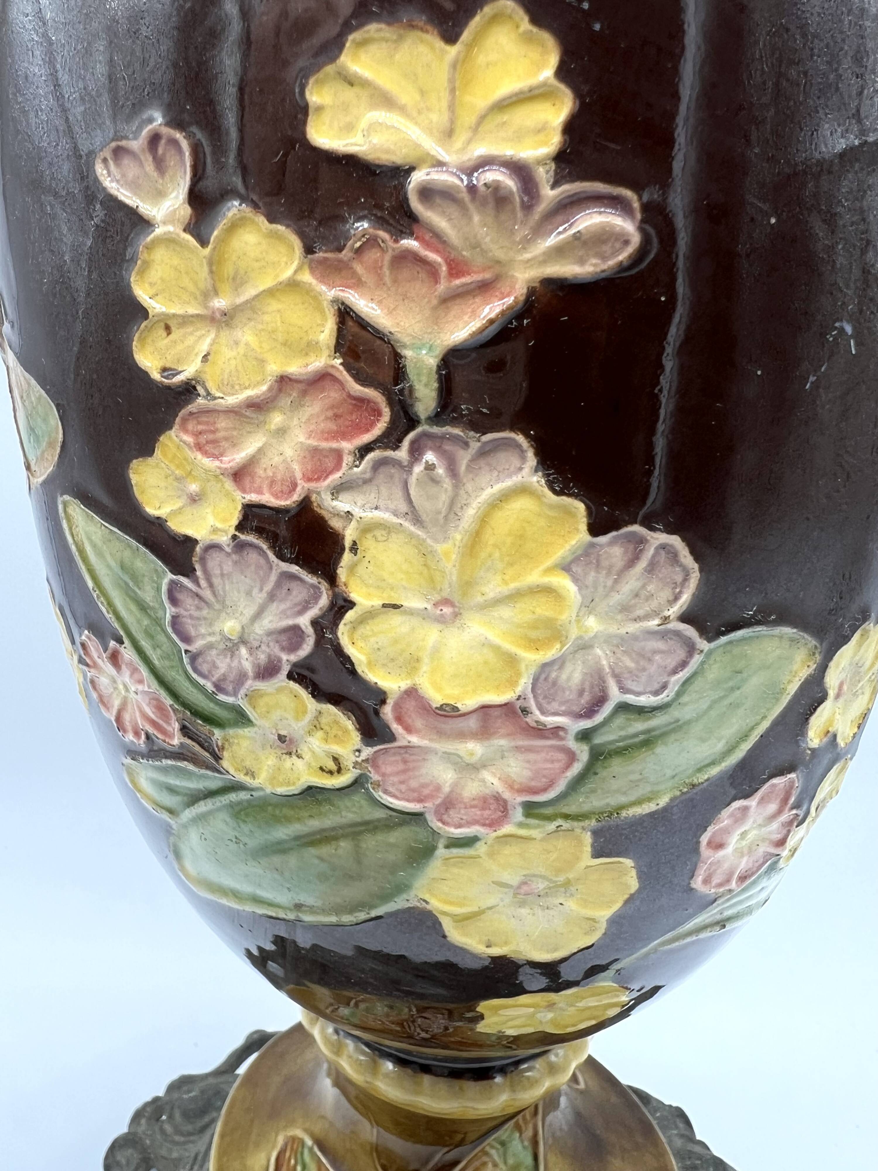 Vase en barbotine à décor de fleurs et papillons – Fin XIXe siècle – Monture